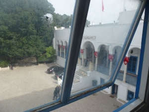 Guľky lietali aj von oknom k parlamentu